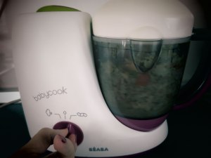 on vide le tout dans le bol et on mixe